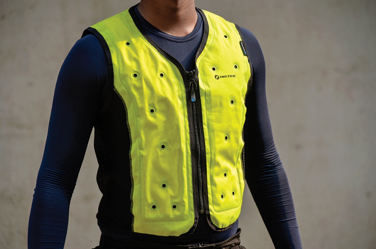 Un gilet refrigerante della Inuteq, utile a prevenire danni causati dal calore eccessivo